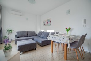Apartamento, 1 habitación (4 Persons) | Zona de estar | Una televisión de pantalla plana