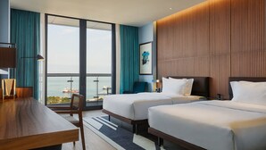 Chambre supérieure, 2 grands lits, balcon, vue sur la mer | Literie hypoallergénique, coffre-fort, bureau