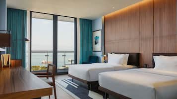 Superior kamer, 2 queensize bedden, balkon, uitzicht op zee | Hypoallergeen beddengoed, een kluis op de kamer, een bureau