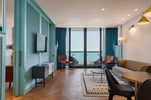 小型套房, 1 张特大床, 阳台, 海景 | 防过敏的被褥、客房内保险箱、办公桌、笔记本电脑工作区