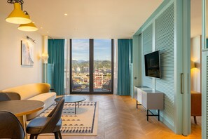 Hypo-allergenic bedding, in-room safe, desk, laptop workspace