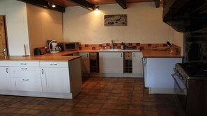 Micro-ondes, lave-vaisselle, cafetière/bouilloire