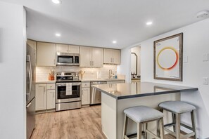 Jääkaappi, mikroaaltouuni, uuni, liesi