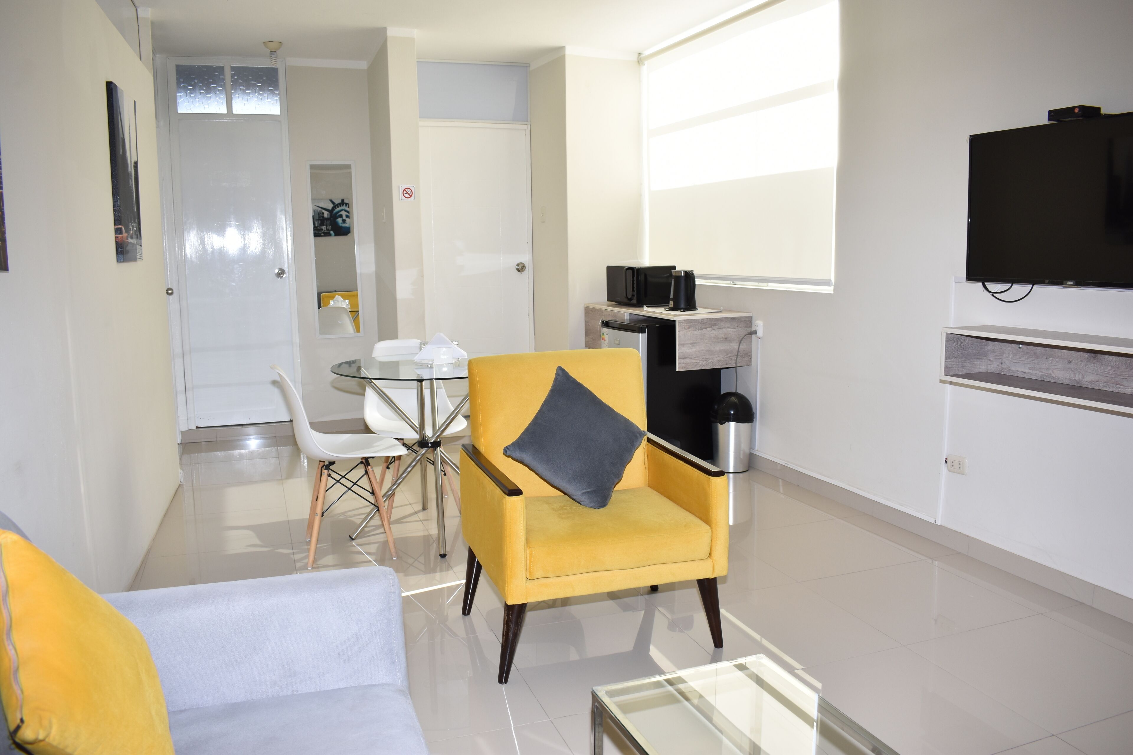 Căn hộ Executive, 2 phòng ngủ | Phòng khách | TV 42-inch có truyền hình cáp, sàn nhà có sưởi 