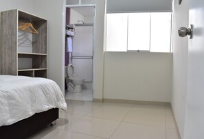 Căn hộ Exclusive, 1 phòng ngủ | Phòng tắm | Buồng tắm vòi sen, vòi sen phun mưa, khăn tắm, xà phòng 