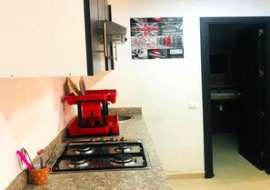 Fridge, oven, stovetop, cookware/dishes/utensils