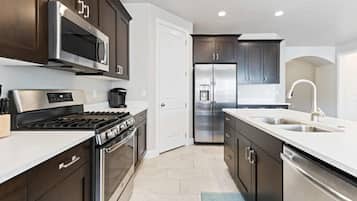 Frigorifero, microonde, forno, piano cottura