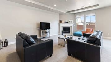 Smart-tv, een open haard en een dvd-speler