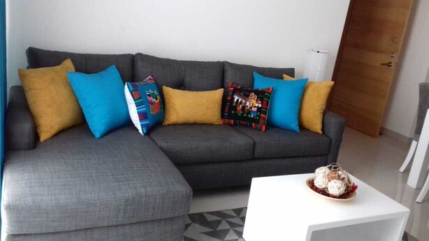 En 32-tommers Flatskjerm-TV med kabel-kanaler samt TV