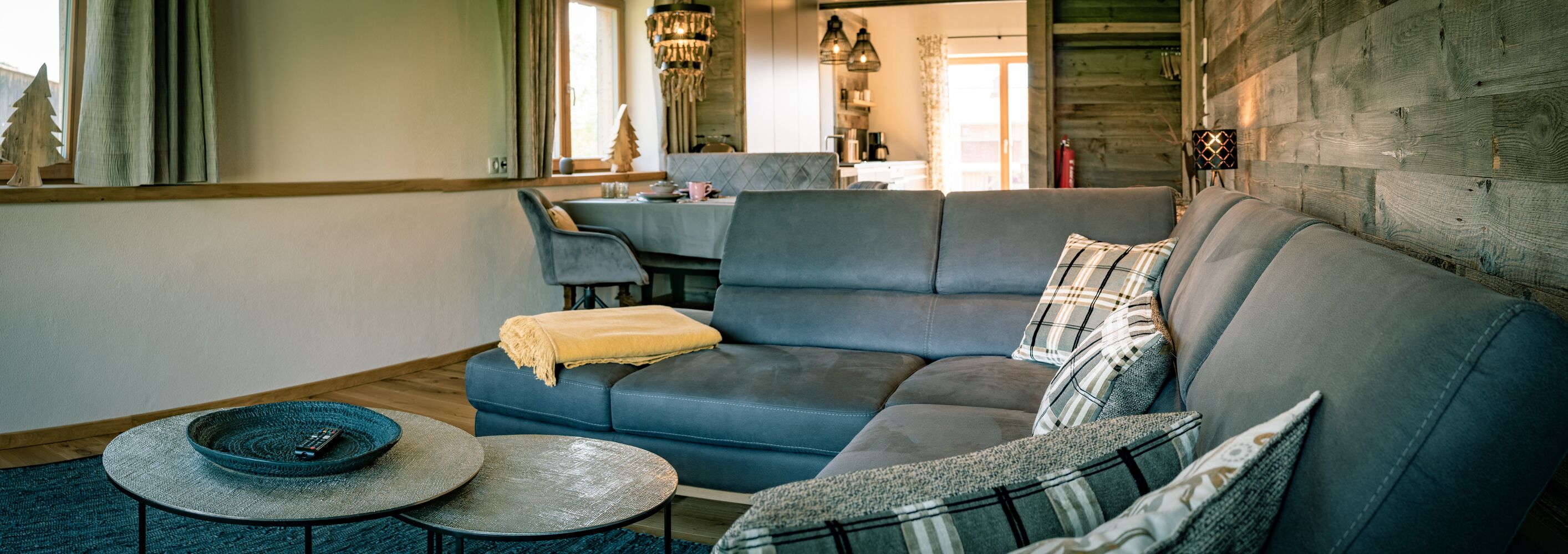 Chalet Glückszeit Wohnzimmer mit SAT-TV, Couch und Panoramafenster