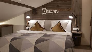 1 Schlafzimmer, Zimmersafe, Schreibtisch, Bügeleisen/Bügelbrett