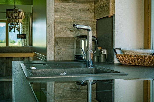 Chalet Glückszeit Küche mit Herd, Ofen, Spülmaschine und Spülbecken