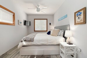 4 bedrooms, WiFi, bed sheets - 4 Bedroom/3 Bath Pool Home Child Friendly- 5 Min walk to beach! (St Pete Beach)