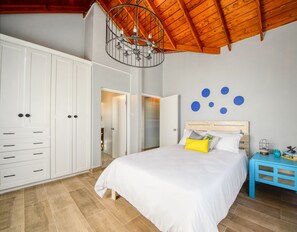 3 soverom, skrivebord, strykejern/-brett og reiseseng for barn