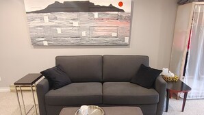 Books - Stylish Private Studio near Downtown Peterborough (Peterborough)