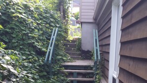 Property grounds - Stylish Private Studio near Downtown Peterborough (Peterborough)