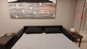 Desk, iron/ironing board, WiFi, bed sheets - Stylish Private Studio near Downtown Peterborough (Peterborough)