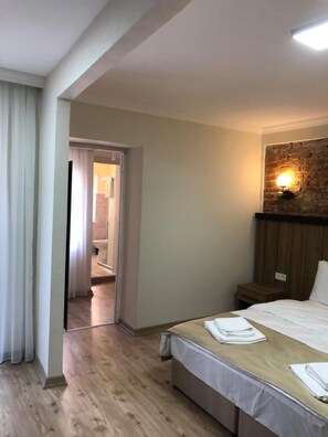 Standard Double Room | In-room safe, desk, free WiFi, bed sheets - Taksim 8 Suites (Istanbul)