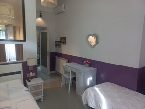 Deluxe-Dreibettzimmer, Stadtblick | Individuell dekoriert, Schreibtisch, Verdunkelungsvorhänge