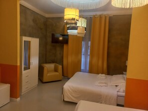 Habitación cuádruple Premium | Decoración personalizada, escritorio y cortinas blackout 