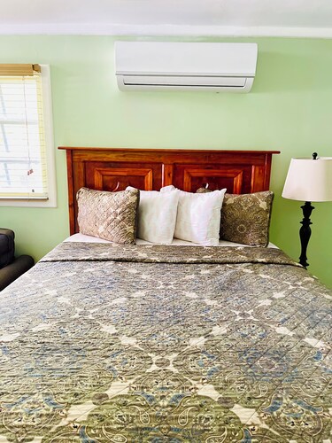 Queen apartment with generator, washing machine and yard for relaxation