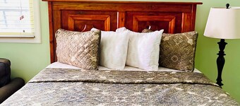 Queen apartment with generator, washing machine and yard for relaxation
