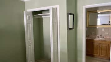 Ensemble douche/baignoire, serviettes fournies, savon, papier toilette