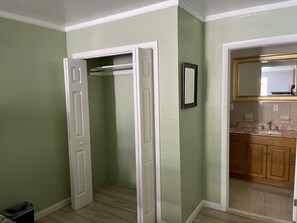 シャワー付き浴槽、タオル、石鹸、トイレットペーパー