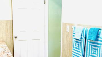 Ensemble douche/baignoire, serviettes fournies, savon, papier toilette