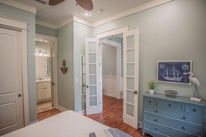 5 habitaciones, tabla de planchar con plancha y cuna de viaje