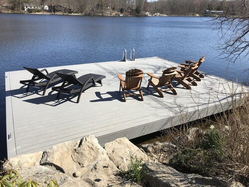 Peaceful & Quiet Lakeside Home with Hot Tub, Pool Table, Fire Pit