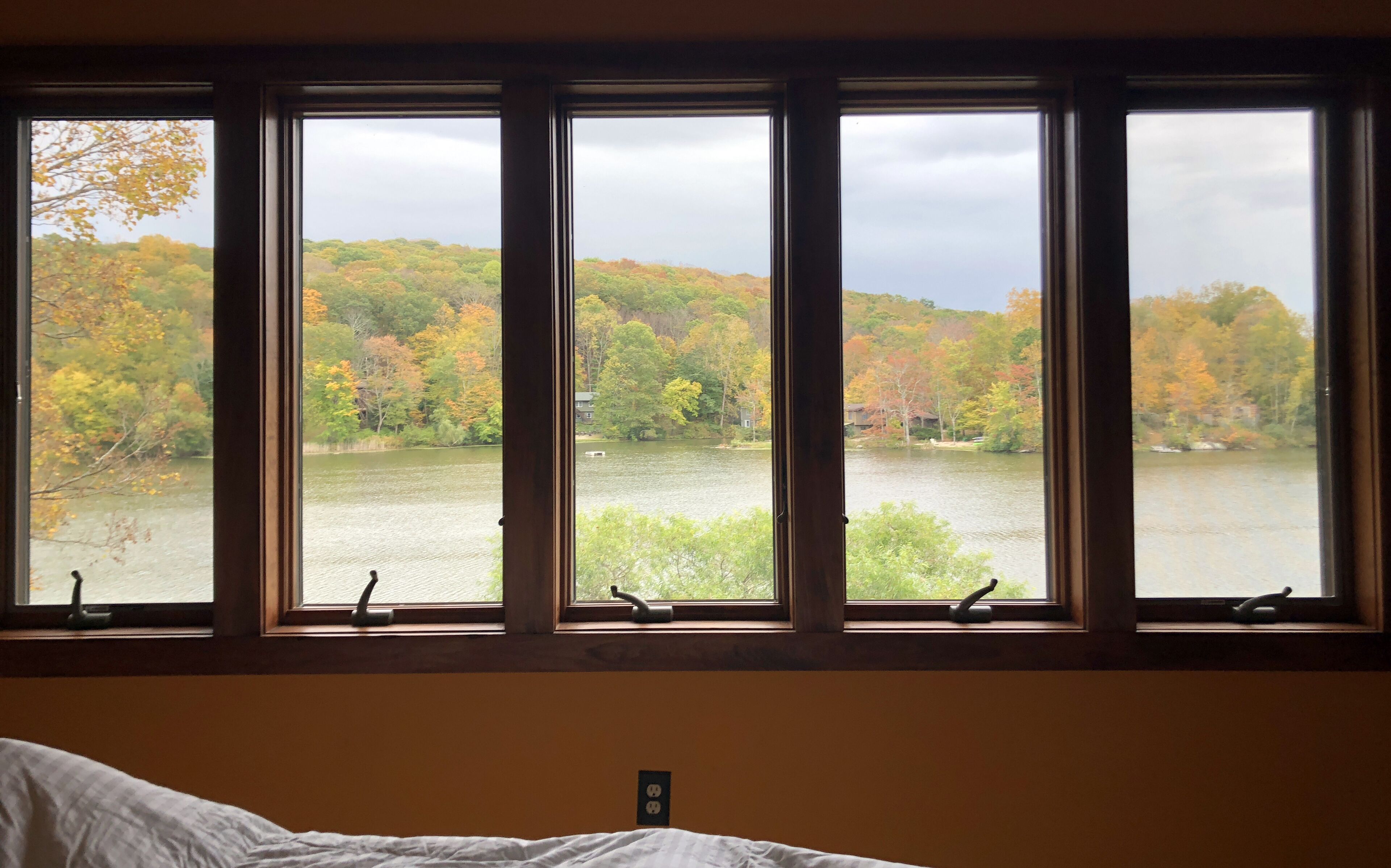 3 bedrooms, desk, iron/ironing board, travel crib