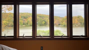 3 bedrooms, desk, iron/ironing board, travel crib