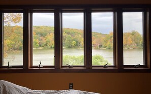 3 habitaciones, escritorio y tabla de planchar con plancha 