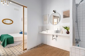 Habitación doble Deluxe | Baño | Regadera, secadora de cabello, pantuflas, toallas