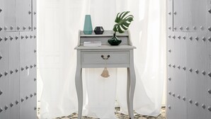 A room with a white curtain, a grey metal wall, and a small table with a plant and a vase. - Art Suites by Casa de Indias (El Puerto de Santa Maria)