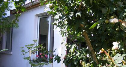 Maisonette am Ende eines Gartens, 30 Minuten von Paris entfernt.