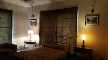 1 bedroom, Egyptian cotton sheets, premium bedding, down comforters