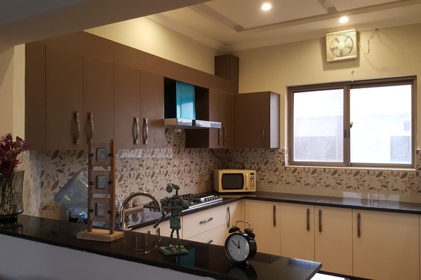 Shared fridge, shared microwave, stovetop, cookware/dishes/utensils