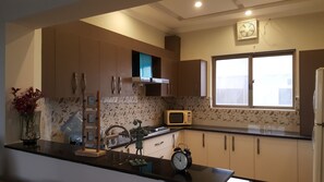 Kühlschrank, Mikrowelle, Herdplatte, Kochgeschirr/Geschirr/Besteck