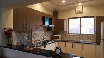 Shared fridge, microwave, stovetop, cookware/dishes/utensils