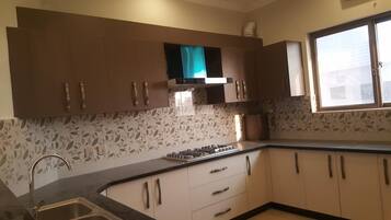 Shared fridge, microwave, stovetop, cookware/dishes/utensils