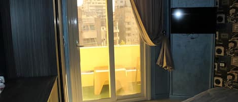 Signature Single Room, 1 Bedroom | Living area