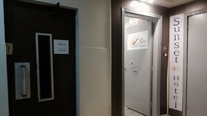 A hallway with a door labeled "Sunset Hotel" and a sign on the door that says "Push the Door." - Sunset Hotel Cairo - Hostel (Cairo)