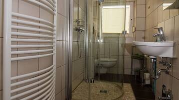 Dusche, Handtücher, Toilettenpapier