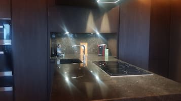 Een microgolfoven, een vaatwasser, een koffiezetapparaat/waterkoker