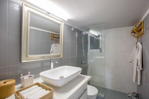 Een douche, een haardroger, handdoeken, zeep