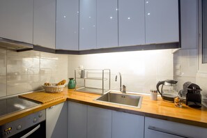 Jääkaappi, mikroaaltouuni, uuni, liesi