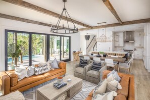 تلفزيون، مدفأة، كُتُب، ستيريو