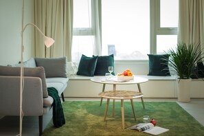 Departamento urbano, 2 habitaciones | Área de sala de estar | Smart TV de 49 pulgadas con canales digitales y televisión